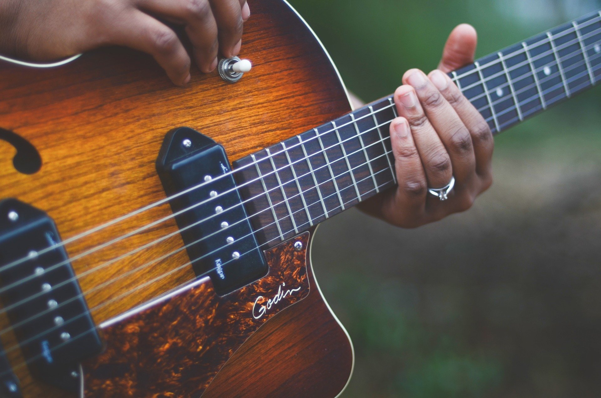 Comment le cerveau permet la créativité en improvisation musicale?
